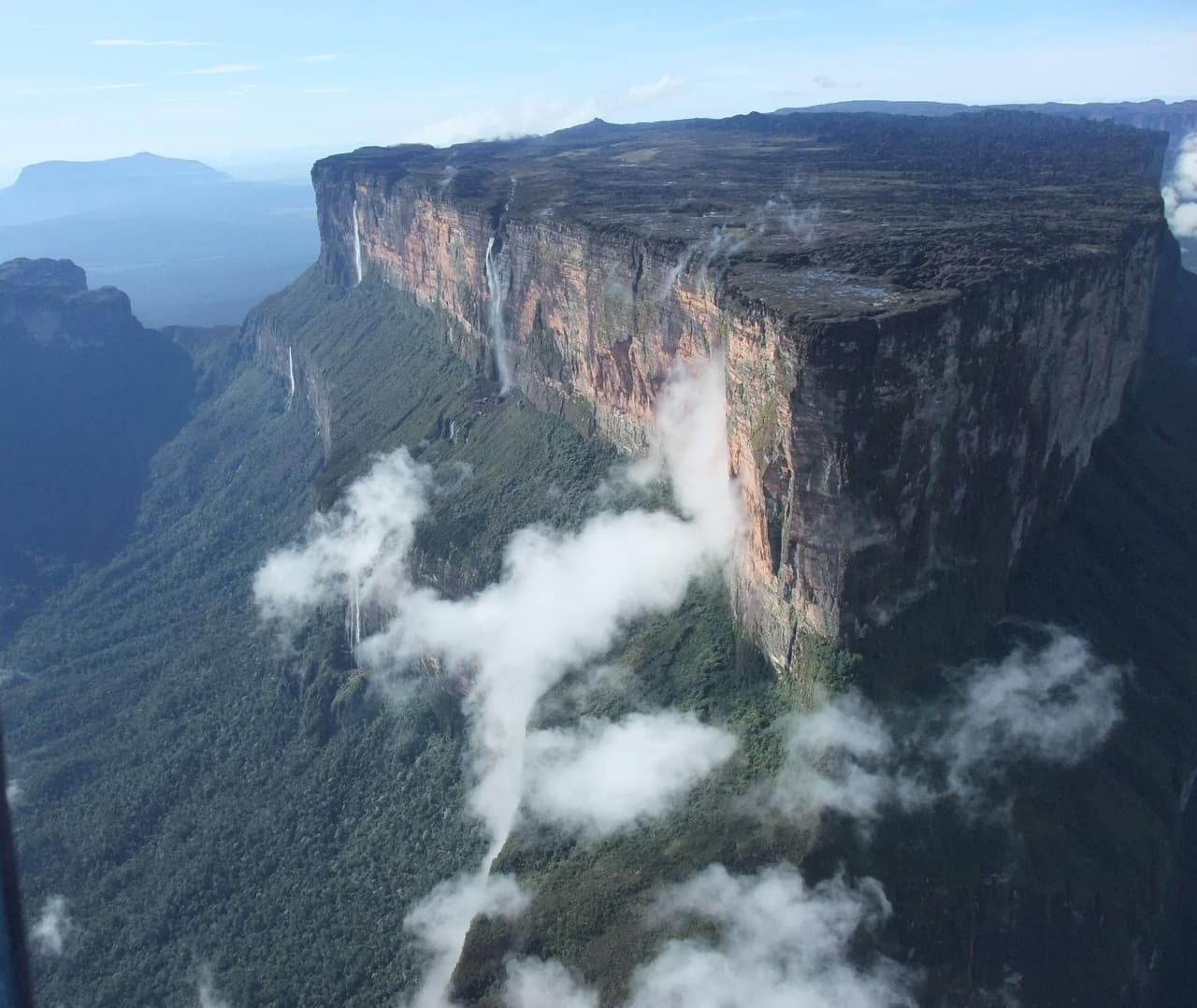 Vista del tepuy Roraima al amanecer en la Gran Sabana