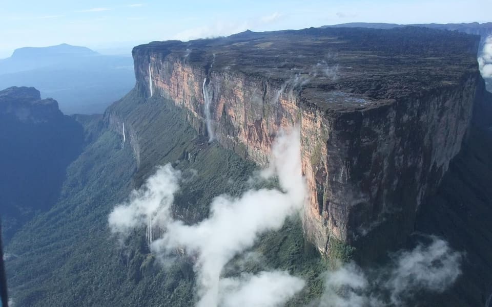 Pared del tepuy Roraima entre nubes