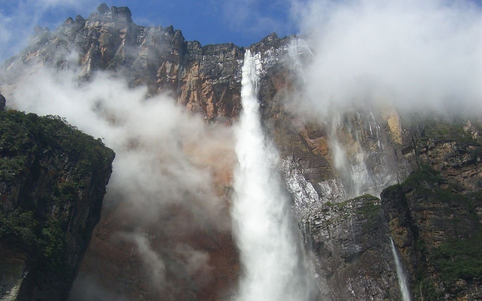 El Salto Ángel cae desde el Auyantepuy