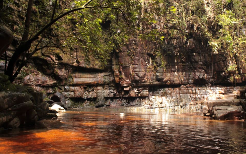 Aguas rojizas en el cañón de Kavac