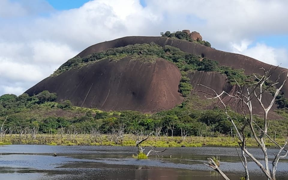 La Piedra del Elefante junto a la laguna