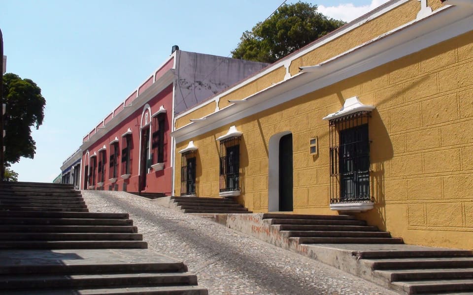 Calle colonial con escalinatas en el casco histórico de Ciudad Bolívar